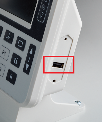 釘扣縫紉機　配備USB埠的操作面板